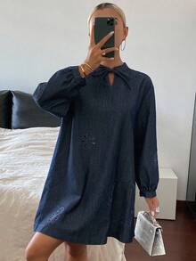 DAZY Vestido corto de mezclilla con cuello redondo y cordón, estilo casual y calado para adolescentes - Azul lavado oscuro - Ver 1