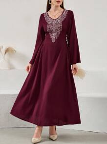 Al Najma 1 قطعة فستان إماراتي طويل الأكمام أنيق مزين بالكريستال والترتر باللون البرغندي الرزين للنساء في فصل الخريف - عنابي اللون - مشاهدة 3