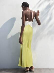 Maija 奶油黄和白色拼色 V 领细肩带修身中长连衣裙，优雅露背夏季连衣裙，婚礼宾客服装，女士假日度假连衣裙 - 綠色 - 查看 3