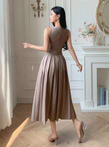 DAZY 女式纯色V领背心和百褶裙两件套 - 卡其色 - 查看 2