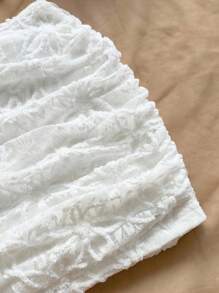 SHEIN x Eduarda Gutierrez Soleia 女士优雅白色花卉纹理针织露背系带褶饰迷你裙套装，适合节日、下午茶、婚礼、派对、海滩、春夏假期、游轮、音乐节、波西米亚风度假 - 白色 - 查看 4