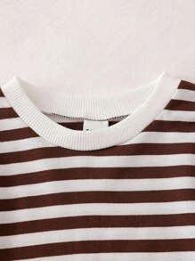 SHEIN 婴幼儿男童休闲条纹长袖上衣和可爱小熊背带裤两件套 - 咖啡棕 - 查看 6