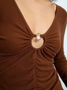 Maija 女士时尚褶饰镂空金属装饰长袖套头衫棕色针织镂空上衣情人节、节日 - 棕色 - 查看 5