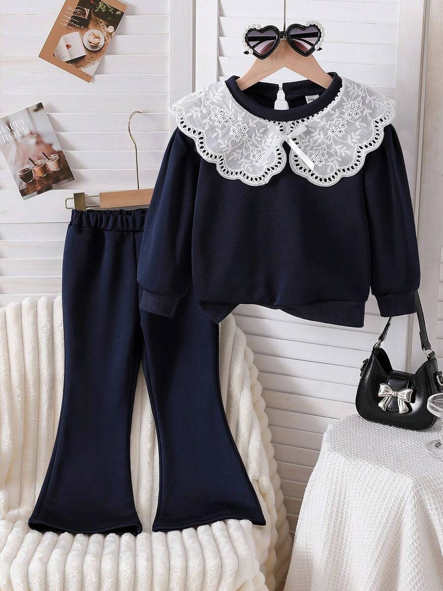Genkimix Kids Bộ 2 món thời trang cho bé gái gồm áo nỉ tay phồng cổ tròn thêu họa tiết bướm màu trắng và quần ống rộng cạp chun, trang phục thể thao thường ngày, bộ quần áo mùa xuân/thu cho bé gái, quần áo bé gái, bộ áo cổ ren, bộ áo nỉ cổ ren, quần áo bé gái mùa thu đông. - Xanh đậm - Xem 1