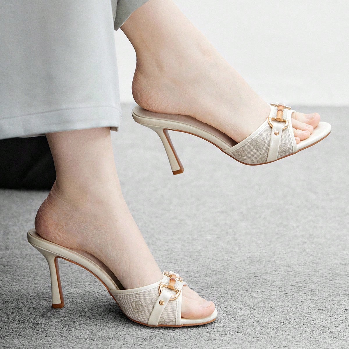 Sandalias de tacón alto de punta redonda elegantes y cómodas para verano, con hebilla de metal dorado en piel de poliuretano beige para mujer