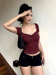 DAZY Áo thun nữ màu trơn cổ tim, tay ngắn, kiểu dáng ôm sát, thích hợp mặc đi chơi. - Màu Đỏ Sâu - Xem 4