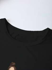 EMERY ROSE 休闲修身女士加大码 T 恤，印有穿着棉衣坐在椅子上的小女孩图案，夏季 - 黑色 - 查看 3