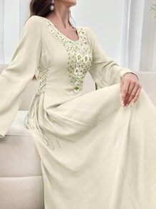 Al Najma 女式刺绣贴花交叉领带阿拉伯连衣裙，端庄 - 杏色 - 查看 4