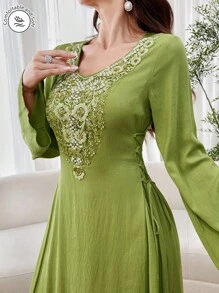 Al Najma 女式纯色 V 领优雅长袖阿拉伯朴素连衣裙，带装饰贴花，夏季，侧系带全长 Jalabiya Kaftan 朴素连衣裙 - 綠色 - 查看 2