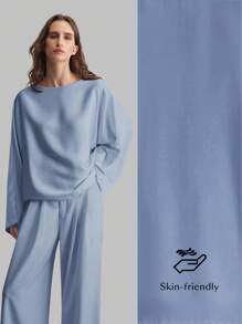 Ontre 女教师，秋季女装，2025秋季女装系列，缎面蓝灰色超大露肩简约优雅商务休闲女装，黑色船领长袖复古返校风女教师基础款上衣，返校女装办公室装