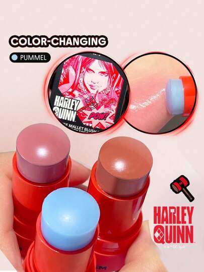 Harley Quinn X SHEGLAM Mischief Mallet Rouge Stick-Pummel Wässriger Rouge Stick Farbwechselndes natürliches Pigment Nicht fettend Mischbar rare Marke Schönheit Make-up Kosmetik für Damen Mädchen Perfekt für Herbst Winter Ideal für Y2K Schick Mode Geeignet für Geburtstag Weihnachten Präsent Party Fertig Beste Farbe