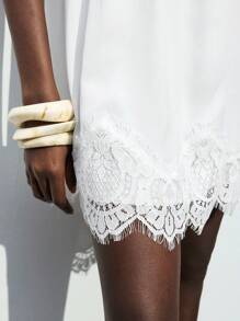 Maija 2025 Sommer Neu Weißes Verstellbares Trägerkleid mit Spitzen-Panel, V-Ausschnitt, Sexy, Lässig, Modisch für moderne urbane elegante romantische Business-Casual, Büro, Party, Strand, Musikfestival, Hochzeitsgast, Brunch, Y2K Retro Street-Style, Schulanfang Herbstoutfit, Geburtstagsfest der Frau, wichtiger Anlass, ländlicher/Street-Style