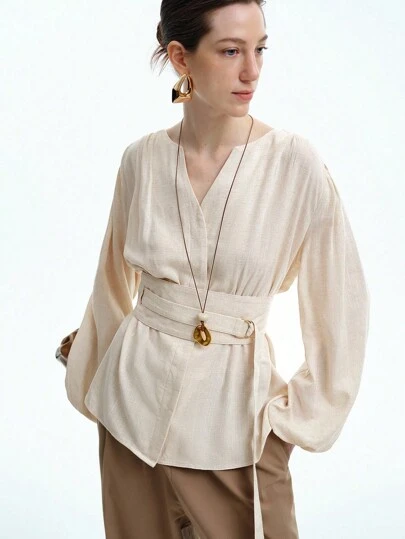 Aalyst 女士法式优雅奢华简约高端休闲度假通勤舒适宽松纯色亚麻 V 领肩部褶皱腰带金属 D 形环长袖衬衫，春/秋/冬