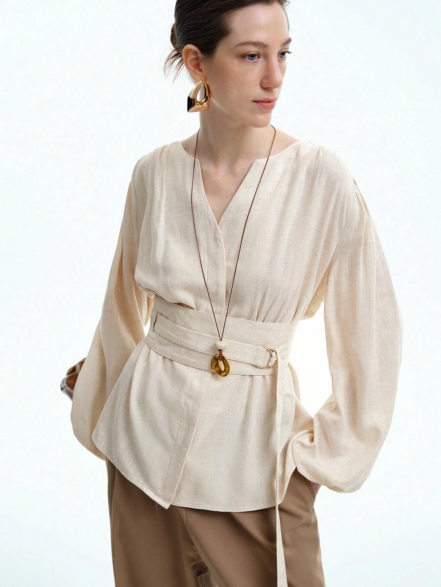 Aalyst 女士法式优雅奢华简约高端休闲度假通勤舒适宽松纯色亚麻 V 领肩部褶皱腰带金属 D 形环长袖衬衫，春/秋/冬 - 杏色 - 查看 1