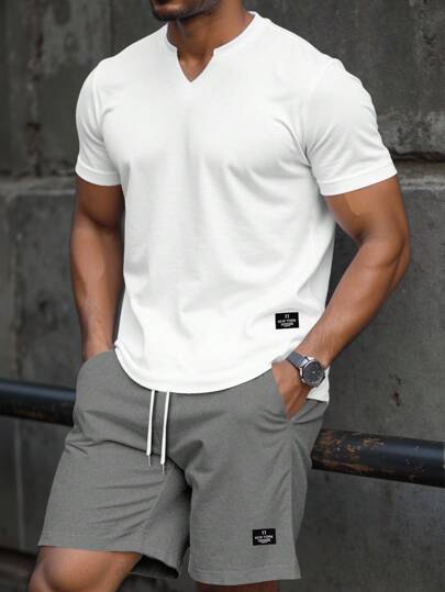 Manfinity Homme Herr T-shirt med V-ringning, kortärmad text och shorts med dragsko i midjan, vardagskostym, sommarkläder, vardagsset för män, grått och vitt set, sommarshorts för män