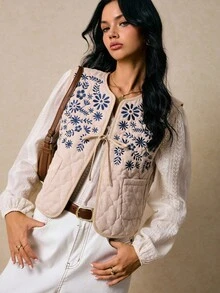 Poéselle Áo vest cotton đệm thêu hoa Boho – Áo ghi lê buộc phía trước chần bông cổ điển, Áo ghi lê thêu cho nữ, Áo ghi lê chần bông Boho, Áo ghi lê đệm bông, Áo ghi lê hoa cho nữ, Áo ghi lê thêu cổ điển, Áo khoác ngoài Bohemian, Áo ghi lê hoa cổ điển, Áo chần bông dễ thương vào mùa thu/đông - Màu be - Xem 4