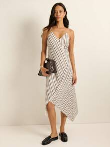 Nöista 这款白色带黑色条纹的连衣裙采用深 V 领口、银色肩带装饰和不对称下摆设计，将复古魅力与现代街头服饰完美融合，非常适合秋季、冬季、复古风、返校季以及冬季、冬装、Y2K 风格。 - 白色 - 查看 8