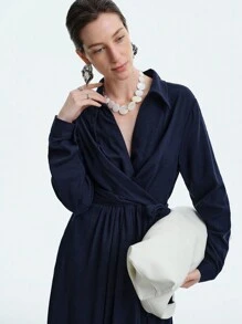 Lyxana 女士春夏法式优雅简约高端办公室/通勤/休闲/度假竹纤维舒适衬衫领 V 领收腰交叉领带褶皱口袋喇叭下摆长袖长裙 - 藏蓝色 - 查看 2