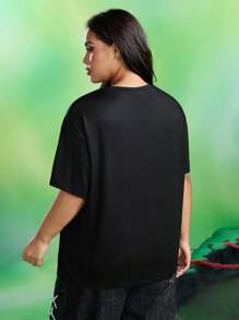 MADBALLS X SHEIN Camiseta negra holgada de manga caída con estampado de dibujos animados y eslogan para mujer de talla grande - Negro - Ver 4