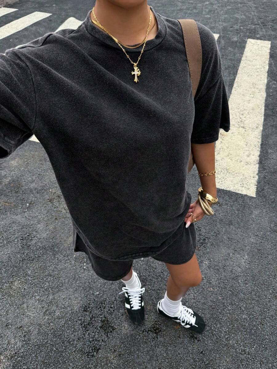 Muchica Conjunto de dos piezas de camiseta y pantalones cortos retro desgastados para mujer, adecuado para uso en la calle - Negro - Ver 1