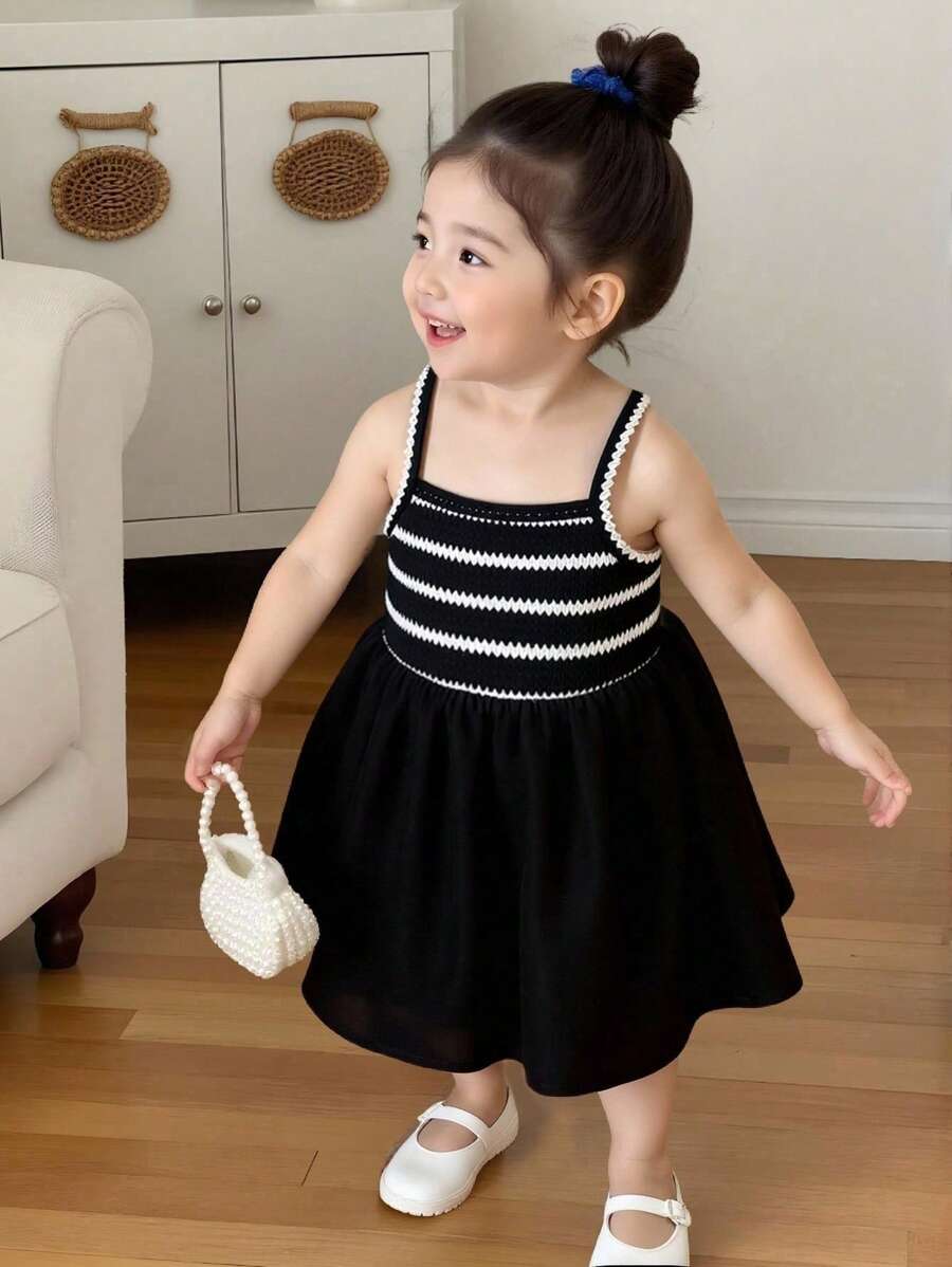 SHEIN Playful Pals Baby Girls' Spaghetti Strap A-Line Dress. This Dress Features A Spaghetti Strap Design, Simple And Elegant. The A-Line Silhouette Skirt Adds A Lively And Cute Look. This Dress Has A Loose Fit, Suitable For Babies Of All Body Types. It Is Not Only Suitable For Beach Vacations, Outdoor Picnics And Other Summer Outings, But Also For Casual Home Wear, Allowing Babies To Enjoy A Relaxed And Free Time While Showcasing Their Unique Charm.