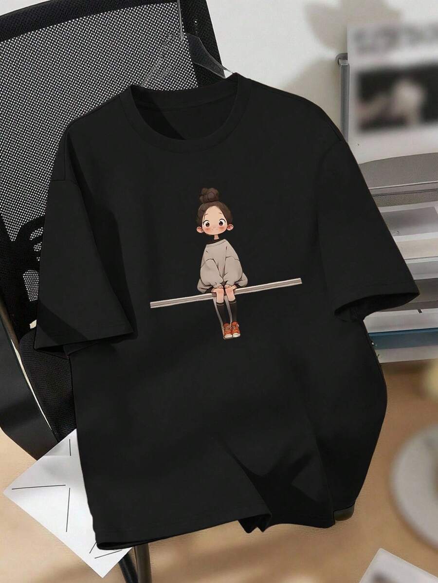 EMERY ROSE 休闲修身女士加大码 T 恤，印有穿着棉衣坐在椅子上的小女孩图案，夏季 - 黑色 - 查看 1