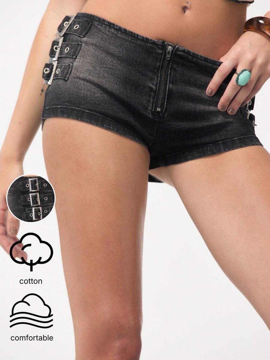 TypaGal Estos shorts vaqueros negros de talle alto presentan un ajuste elegante y detalles de hebilla audaces, convirtiéndolos en una opción audaz para la playa o un festival moderno de junio para mujer. - Negro - Ver 1