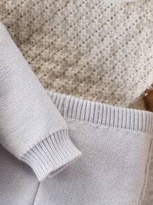 SHEIN 休闲基础款针织毛衣裤套装，女婴针织套装，冬季婴儿服装，婴儿针织套装，中性婴儿服装，女婴毛衣。这款女婴（女孩）毛衣套装时尚、可爱且百搭。它包括一件浅灰色连体毛衣、一条裤子、一件针织毛衣、一件露肩上衣、一条羊毛连体裤和一套肩部纽扣两件式长袖套装。 - 淺灰色 - 查看 3