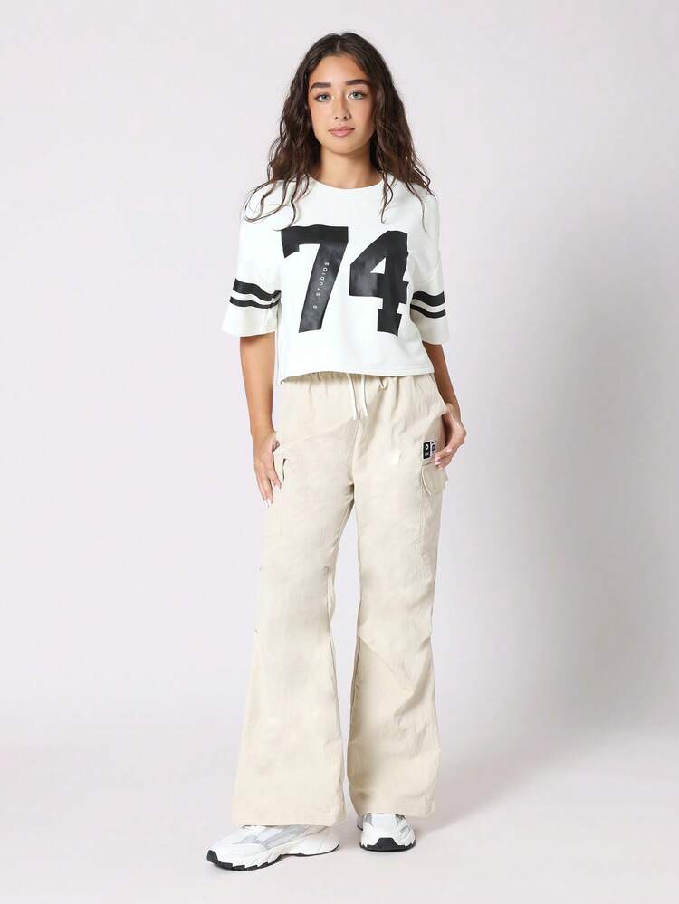 Krótki top uniwersytecki z szerokimi nogawkami