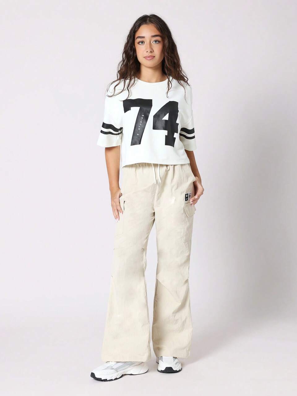 Kurzes Top mit College-Nummer und Hose mit weitem Bein