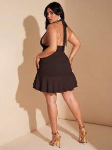 SHEIN BAE 加大码女式杏色露背深 V 褶饰荷叶边下摆可爱约会夜迷你连衣裙、优雅连衣裙、性感连衣裙 - 咖啡棕 - 查看 2