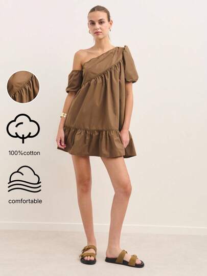 Nöista 今秋，这款棕色格纹单肩连衣裙，搭配俏皮泡泡袖，助您脱颖而出。无论是秋季女装、返校季还是乡村风，它都是理想之选。廓形修身，穿着舒适，是秋季外出、休闲聚会或独特校服的理想之选。