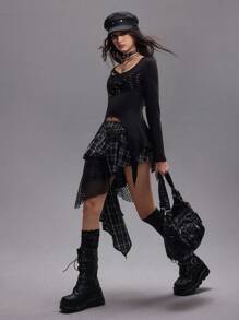 ROMWE Grunge Punk 夏季海滩毕业复活节裙子女音乐会纳什维尔节摇滚铆钉水钻肩带无袖格子复古 Y2K 拼布红蓝蕾丝网眼街头不对称下摆低腰女裙 - 黑色 - 查看 4