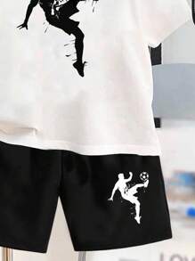 SHEIN 2 件青少年男童休闲运动风格足球图案剪影图形短袖 T 恤和短裤套装，街头风格，适合夏季 - 彩色 - 查看 4