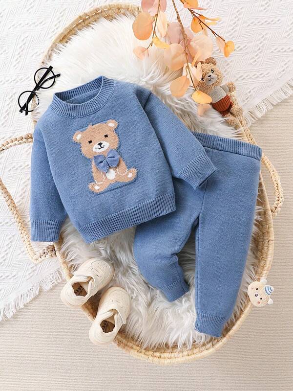 SHEIN Playful Pals مجموعة كنزة صوفية و بنطلون مُضفّر لطفل ذكر/أنثى، كنزة صوفية كروشيه ياقة دائرية أكمام طويلة مطبوعة بشكل الدب مع بنطلون لون ساده، مناسبة للخريف والشتاء، باللون الأزرق الداكن مع تفصيلة فيونكة، أنيقة ومناسبة للارتداء اليومي والخروجات والسفر