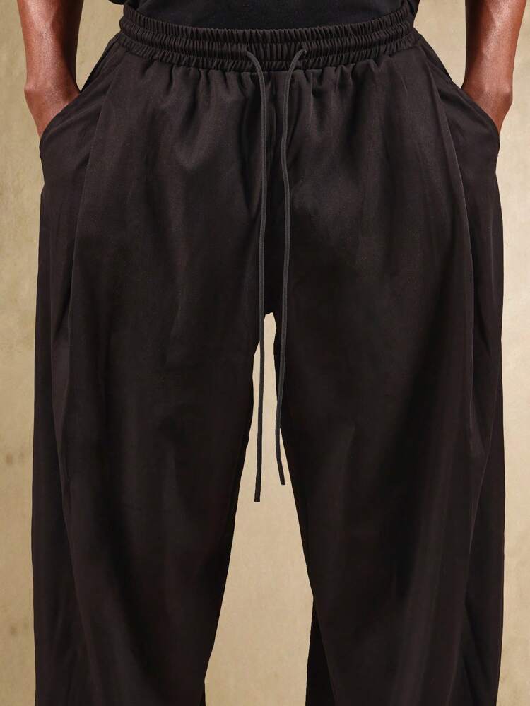 Pantalón de sarga plisado de pierna ancha con bolsillos laterales