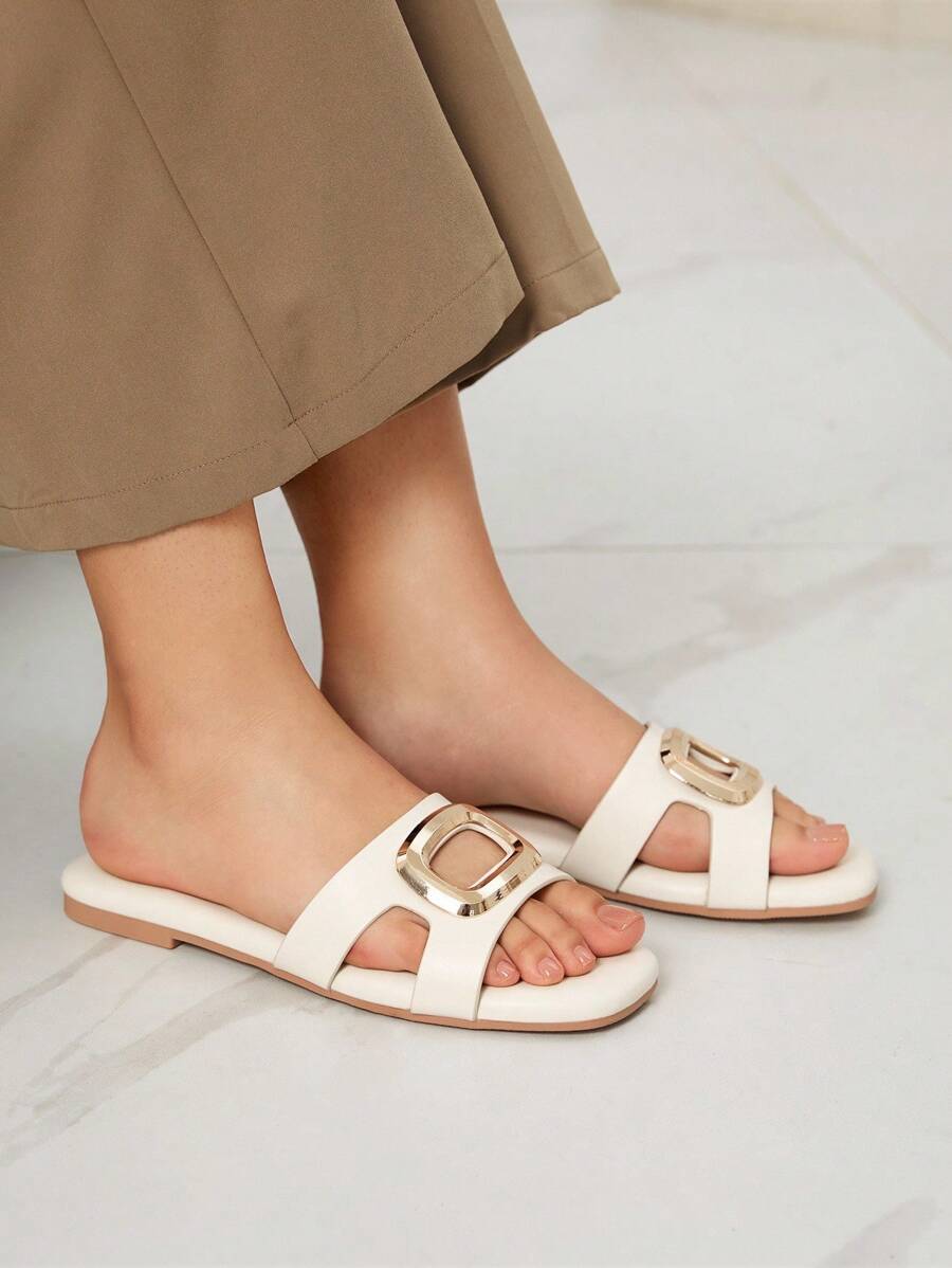 Sleekvia Sandales plates décorées de métal pour femmes, style décontracté d'été