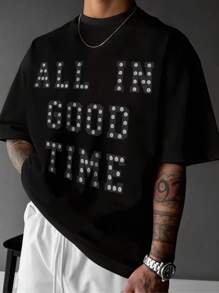 Manfinity EMRG 时尚酷炫！这款男士街头风黑色T恤采用独特的十字设计，背面饰有火焰状水钻元素，吸睛又时尚。正面饰有“ALL IS GOOD TIME”字样，并以水钻点缀，更添奢华质感。舒适的面料和百搭的版型，让您轻松引领街头时尚。这款T恤也是送给男朋友或老公的绝佳礼物。 - 黑色 - 查看 2