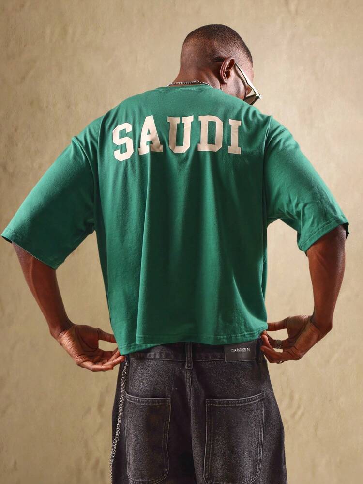 Camiseta corta con diseño de letras universitarias saudíes y cadena lateral