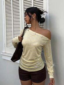 SHEIN EZwear Buttergelbes, modisch gestreiftes, asymmetrisches, schulterfreies Langarm-T-Shirt für Damen, lässiges T-Shirt für den Schulanfang, schulterfreie Oberteile, Herbstkleidung für Damen, Ausgeh-Oberteile für Damen - Gelb - Übersicht 4