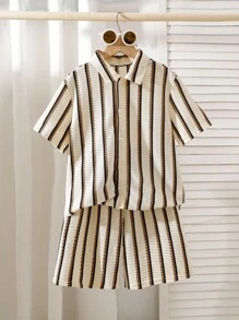 SHEIN Mirajuku 3件套青少年男童针织纹理竖条纹短袖衬衫和配套休闲短裤套装，混纺面料，亲肤透气。衬衫采用多色竖条纹设计，小领短袖；短裤配有松紧腰带。整体风格休闲，适合日常穿着、幼儿园、海滩旅行等。可作为套装穿着，也可单独穿着，打造阳光活力的童装，非常适合返校季。 - 彩色 - 查看 3