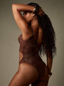 MISSGUIDED Maillot de bain une pièce Monokini avec imprimé animal et découpes. Tenue de vacances et de plage de luxe pour les stations balnéaires. Tissu texturé pour la baignade estivale des femmes.