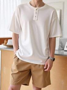 SHEIN 2 Stücke/Set Lässig Kurzarm Shorts Set für Teenager Jungen, Straßen Punk Rock College Stil, geeignet für den täglichen Gebrauch, Partys, Musikfestivals, Frühling/Sommer