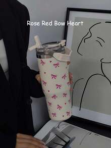 1 قطعة كوب عازل للحرارة والبرودة سعة 900 مل/33.44 أونصة بتصميم قلب وفيونكة، زجاجة مياه كبيرة السعة مع مقبض وقش، غطاء للشرب من الجانبين، للسفر والخارج والرياضة والمدرسة، هدية عيد - متعدد الألوان - مشاهدة 8