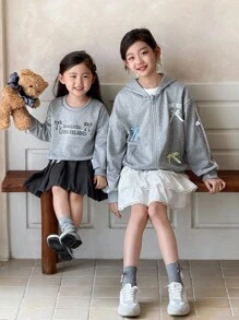 Genkimix Kids Kleine Mädchen Lässig Minimalistisches Buchstaben-Muster Rundhals Langarm Sweatshirt und hochtailliger plissierter Rock mit 3D Schleifendesign, Outfit-Set für den Schulanfang