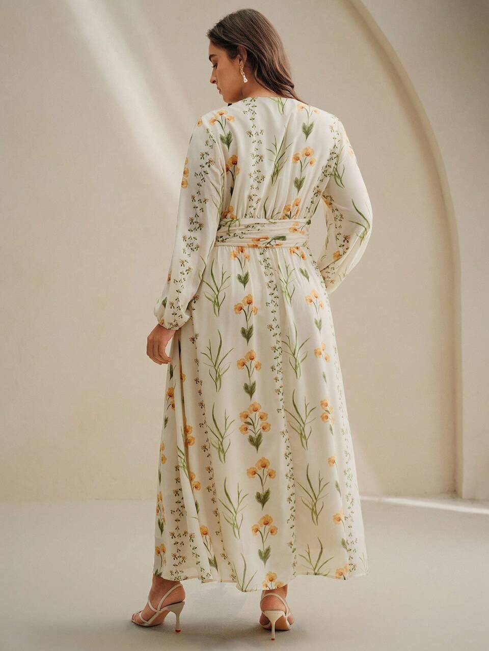 Vestido maxi elegante y fluido con estampado floral, color amarillo mantequilla para vacaciones