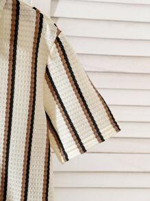 SHEIN Mirajuku 3件套青少年男童针织纹理竖条纹短袖衬衫和配套休闲短裤套装，混纺面料，亲肤透气。衬衫采用多色竖条纹设计，小领短袖；短裤配有松紧腰带。整体风格休闲，适合日常穿着、幼儿园、海滩旅行等。可作为套装穿着，也可单独穿着，打造阳光活力的童装，非常适合返校季。 - 彩色 - 查看 6