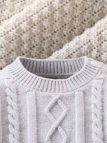 SHEIN 休闲基础款针织毛衣裤套装，女婴针织套装，冬季婴儿服装，婴儿针织套装，中性婴儿服装，女婴毛衣。这款女婴（女孩）毛衣套装时尚、可爱且百搭。它包括一件浅灰色连体毛衣、一条裤子、一件针织毛衣、一件露肩上衣、一条羊毛连体裤和一套肩部纽扣两件式长袖套装。 - 淺灰色 - 查看 5