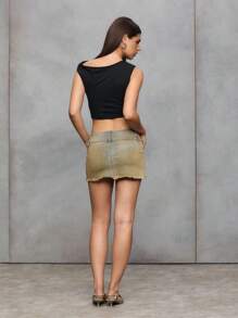 TypaGal 这款黑色不对称露脐上衣饰有银色金属孔眼，展现出女性喜爱的朋克风和Y2K风格。街头风的廓形为任何造型增添个性——简洁、利落、充满力量。 - 黑色 - 查看 2