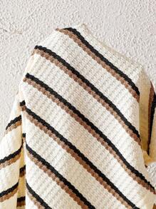 SHEIN Mirajuku 3件套青少年男童针织纹理竖条纹短袖衬衫和配套休闲短裤套装，混纺面料，亲肤透气。衬衫采用多色竖条纹设计，小领短袖；短裤配有松紧腰带。整体风格休闲，适合日常穿着、幼儿园、海滩旅行等。可作为套装穿着，也可单独穿着，打造阳光活力的童装，非常适合返校季。 - 彩色 - 查看 4